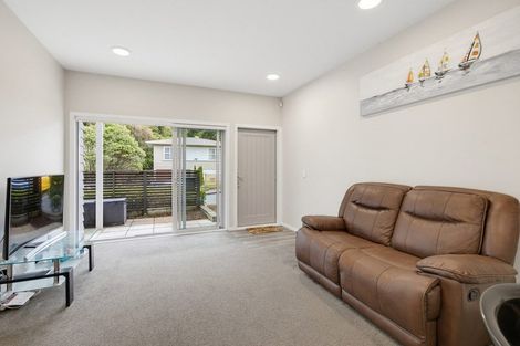 Photo of property in 25 Batchelor Street, Newlands, Wellington, 6037