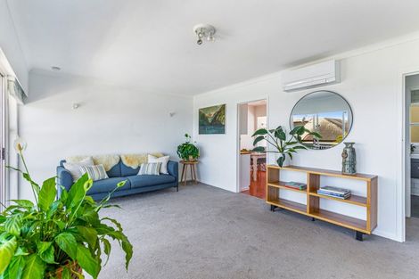 Photo of property in 2/18 Westwell Road, Belmont, Auckland, 0622
