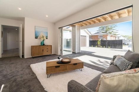 Photo of property in 31a Dawnhaven Drive, Te Atatu Peninsula, Auckland, 0610