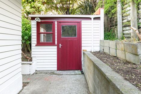Photo of property in 23 Governor Road, Northland, Wellington, 6012