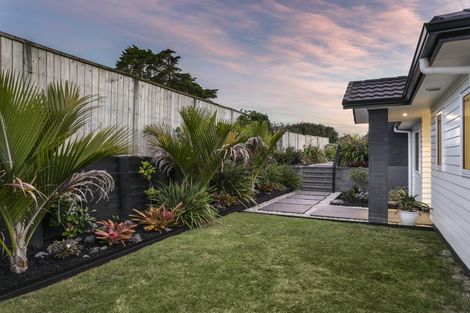 Photo of property in 44b Gilbransen Road, Kumeu, 0810