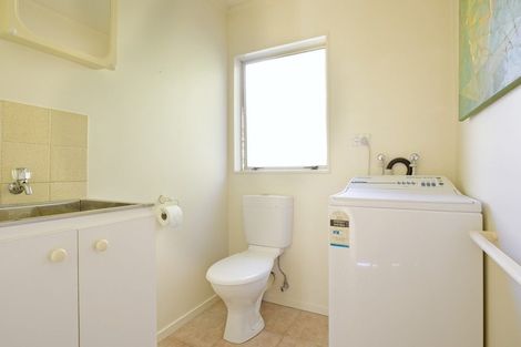 Photo of property in 2/30 Sunset Road, Unsworth Heights, Auckland, 0632