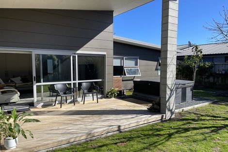 Photo of property in 4 Butterworth Crescent, Papamoa Beach, Papamoa, 3118