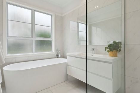 Photo of property in 27 Almond Grove, Greenhithe, Auckland, 0632