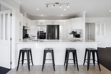 Photo of property in 2 Stonebridge Road, Temple View, Hamilton, 3289