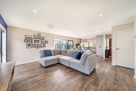 Photo of property in 11 Rewarewa Way, Timberlea, Upper Hutt, 5018