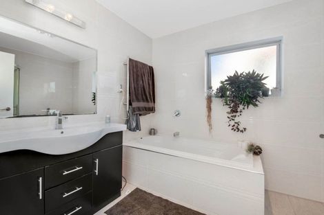 Photo of property in 69 Tamahere Drive, Glenfield, Auckland, 0629