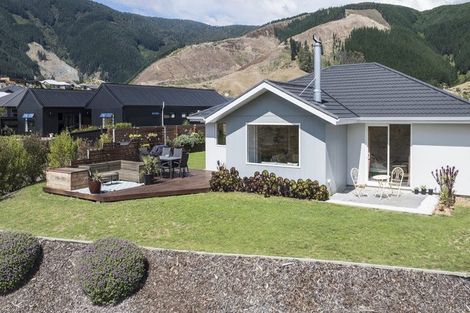 Photo of property in 40 Huntaway Close, Stoke, Nelson, 7011