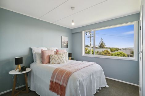 Photo of property in 6 Brooker Grove, Newlands, Wellington, 6037