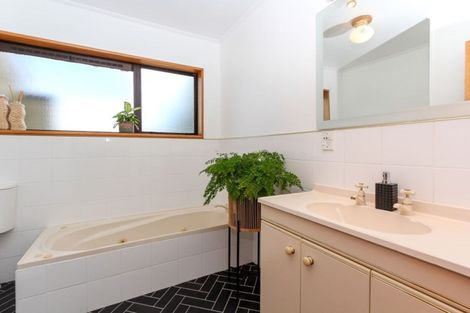 Photo of property in 22 Virginia Place, Whalers Gate, New Plymouth, 4310