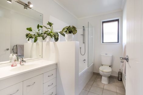 Photo of property in 35 Cabeleigh Drive, Helensville, 0800