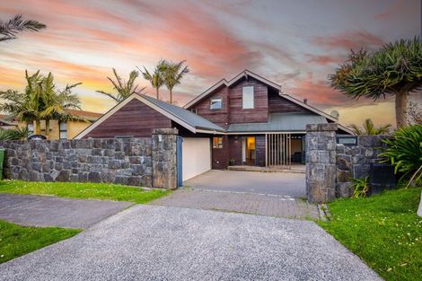 Photo of property in 153 Luckens Road, West Harbour, Auckland, 0618