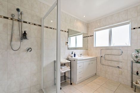 Photo of property in 15 Bermuda Place, One Tree Point, 0118