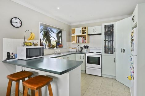 Photo of property in 1/98 Manhattan Heights, Glendene, Auckland, 0602