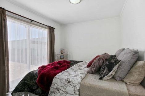 Photo of property in 40 Challen Close, Conifer Grove, Takanini, 2112