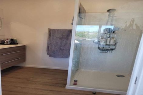 Photo of property in 1/60 Hepburn Road, Glendene, Auckland, 0602