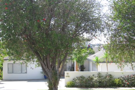 Photo of property in 18 Beechwood Road, Rothesay Bay, Auckland, 0630