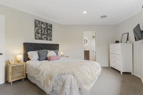 Photo of property in 10a De Thiery Place, Pakuranga Heights, Auckland, 2010
