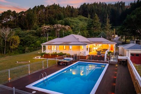 Photo of property in 1090 Coast Road, Wainuiomata Coast, Wainuiomata, 5373