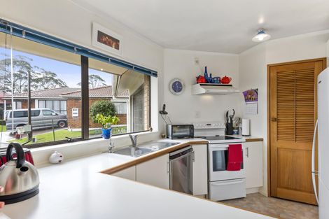 Photo of property in 23 Bosnyak Drive, Te Atatu South, Auckland, 0610