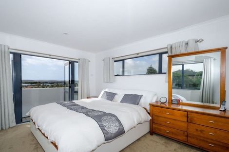 Photo of property in 114 Luckens Road, West Harbour, Auckland, 0618