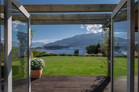 Photo of property in 4 Garland Terrace, Kelvin Heights, Queenstown, 9300