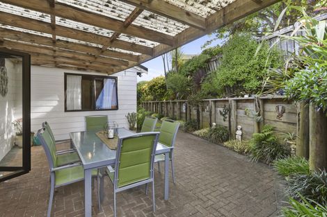 Photo of property in 1/98 Manhattan Heights, Glendene, Auckland, 0602