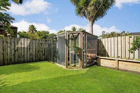 Photo of property in 2/93 Clevedon Road, Papakura, 2110