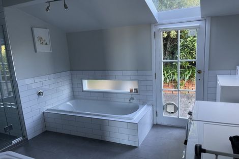 Photo of property in 82 Moana Road, Kelburn, Wellington, 6012