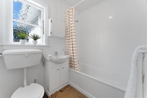 Photo of property in 70 Pioneer Road, Moturoa, New Plymouth, 4310