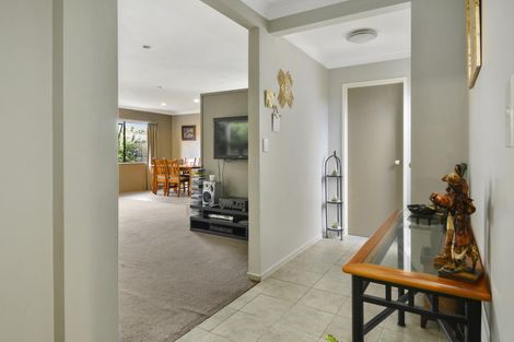 Photo of property in 1/98 Manhattan Heights, Glendene, Auckland, 0602