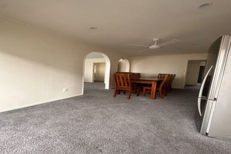 Photo of property in 261 Wairau Road, Totara Vale, Auckland, 0627