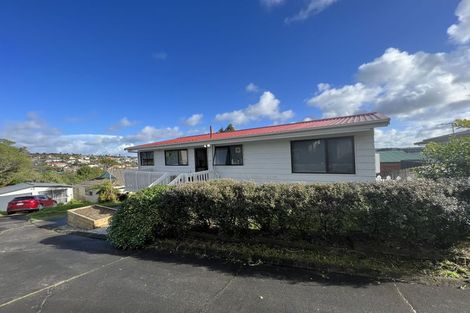 Photo of property in 2/17 Grenadine Place, Unsworth Heights, Auckland, 0632