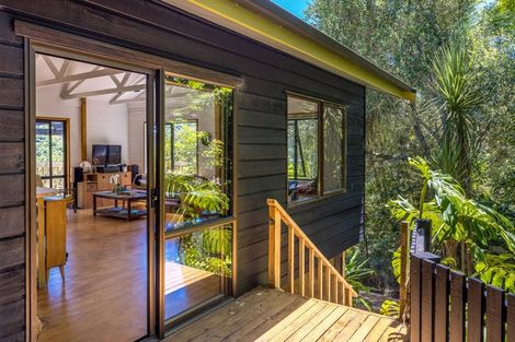 Photo of property in 32 Ocean Road, Surfdale, Waiheke Island, 1081