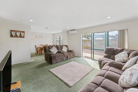 Photo of property in 1/8 Nerissa Place, Randwick Park, Auckland, 2105