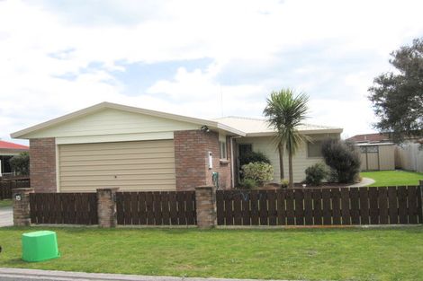 Photo of property in 17 Crisp Drive, Papamoa Beach, Papamoa, 3118