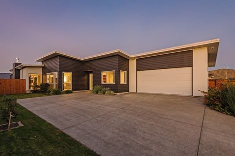 Photo of property in 8 Mediterranean Grove, Fitzherbert, Palmerston North, 4410