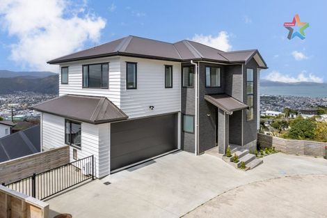 Photo of property in 8 Poto Road, Normandale, Lower Hutt, 5010