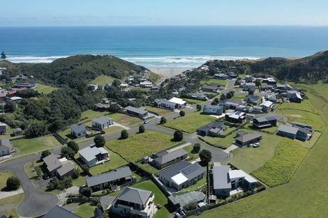 Photo of property in 2 Pipi Place, Baylys Beach, 0377