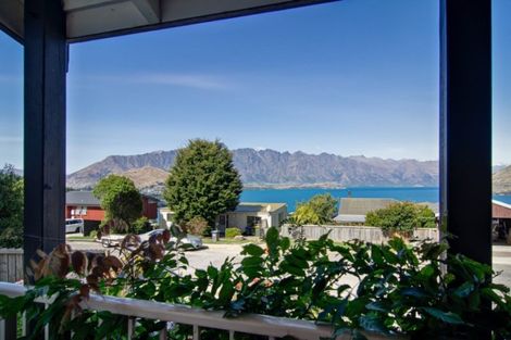 Photo of property in 28 Wynyard Crescent, Fernhill, Queenstown, 9300