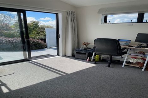 Photo of property in 32 Meadowood Drive, Unsworth Heights, Auckland, 0632