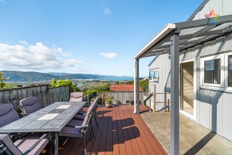 Photo of property in 2 Taka Grove, Normandale, Lower Hutt, 5010