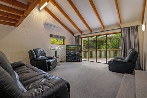 Photo of property in 28 Springdale Grove, Fitzherbert, Palmerston North, 4410