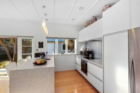 Photo of property in 39 Pukatea Street, Eastbourne, Lower Hutt, 5013