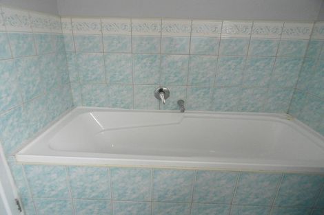 Photo of property in 72 Glenveagh Park Drive, Weymouth, Auckland, 2103