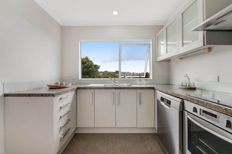 Photo of property in 2/8a Target Road, Totara Vale, Auckland, 0629