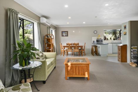 Photo of property in 1/98 Manhattan Heights, Glendene, Auckland, 0602