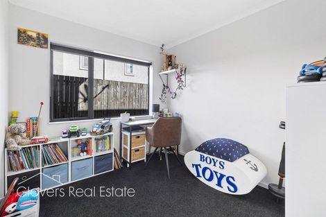 Photo of property in 18b Vardon Road, Green Bay, Auckland, 0604