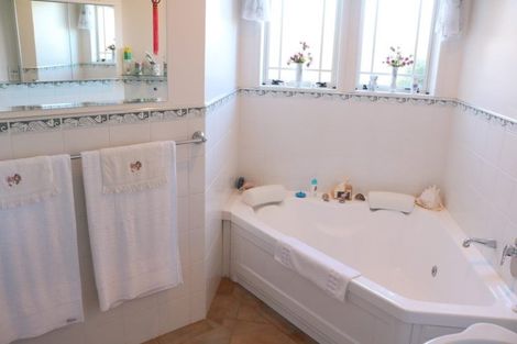 Photo of property in 4 The Oaks, Awapuni, Palmerston North, 4412