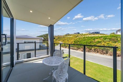 Photo of property in 3 Cirrus Close, Newlands, Wellington, 6037